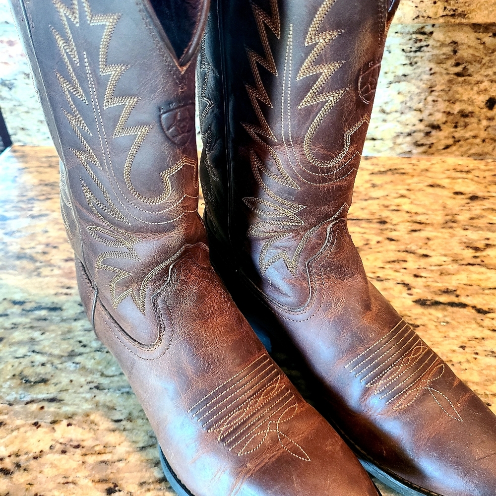 Ladies sz 7.5 B Ariat boots